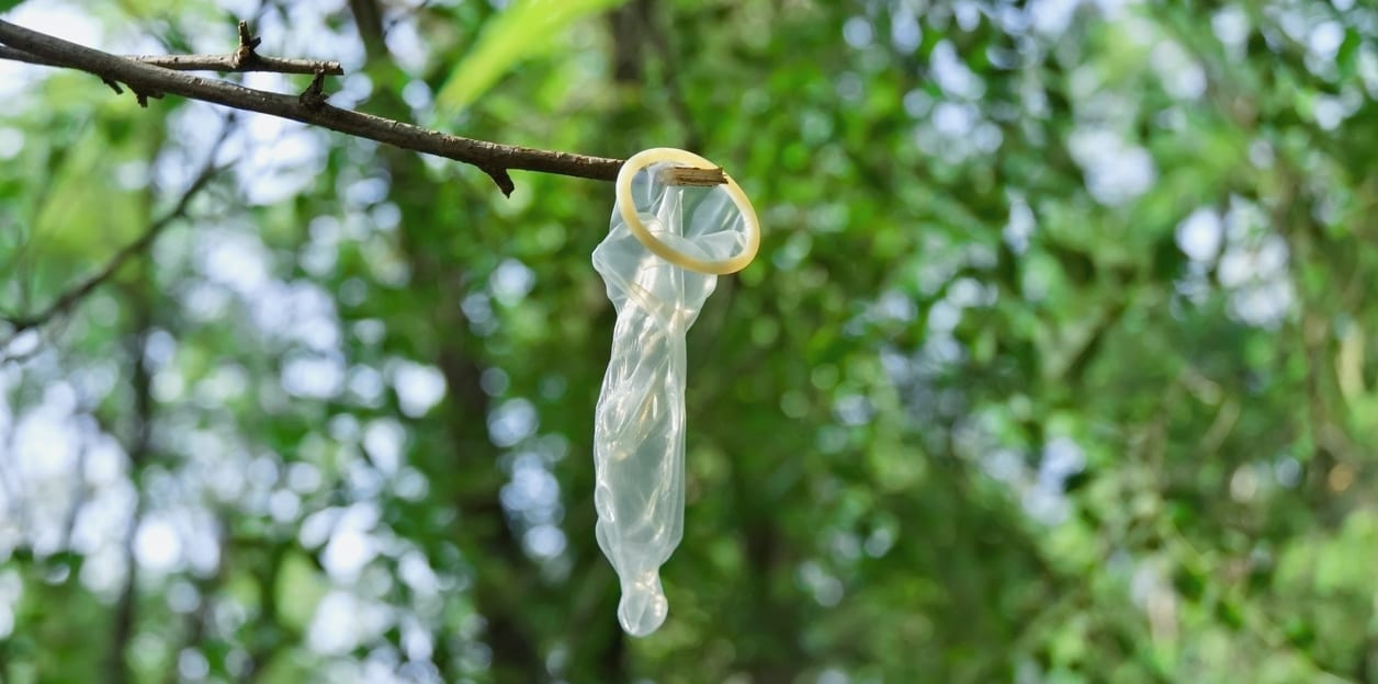 Смотреть онлайн Маринку в белых чулках ебут в презервативе и кормят семенем бесплатно