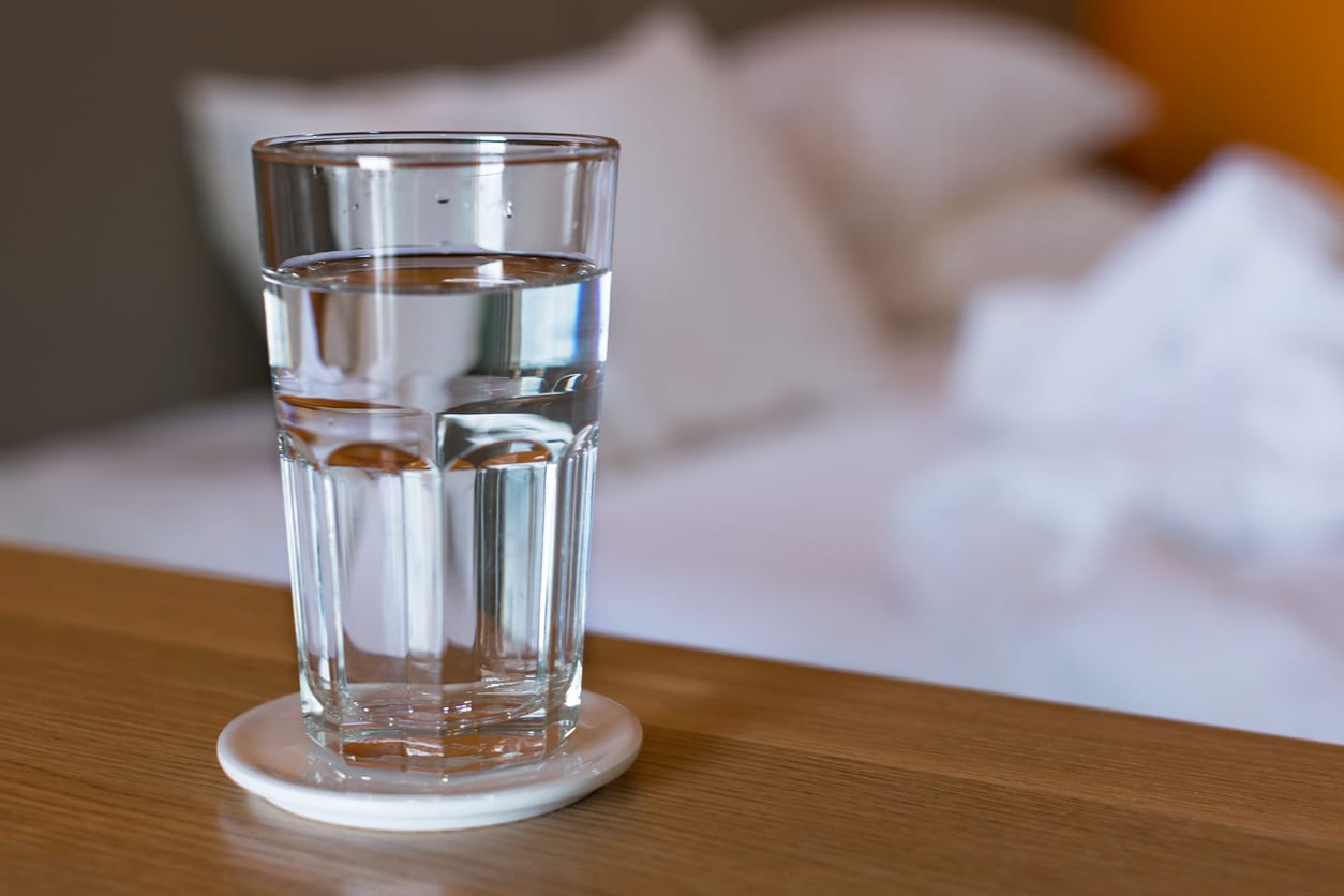 https://didyouknowfacts.com/heres-when-its-safe-to-drink-water-thats-been-left-out-overnight/glass-of-water-in-the-morning/