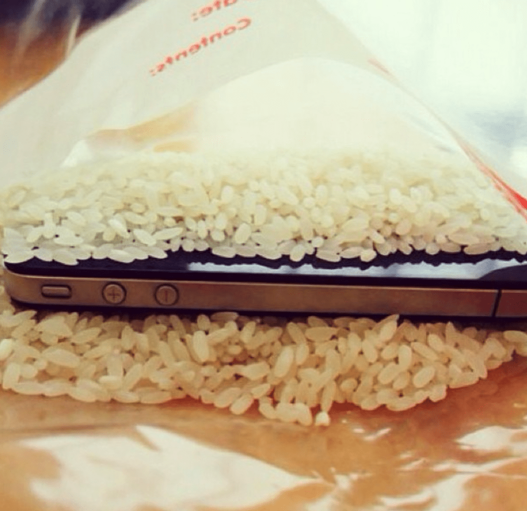 Как сушить телефон. Смартфон в рисе. Смартфон сушат в рисе. Сушка телефона в рисе. Сушка айфона в рисе.