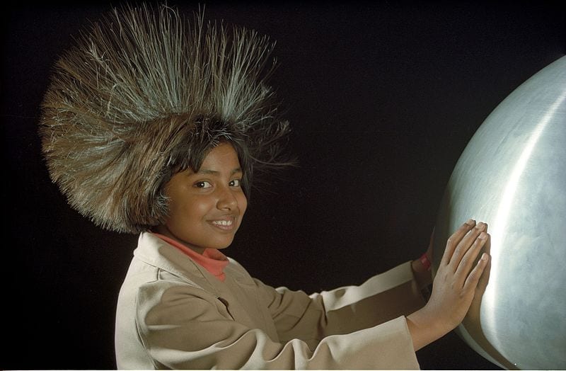 Van de Graaff Generator   Science City   Calcutta 1997 444 Here Are the Differences Between Voltage, Current, and Electric Field