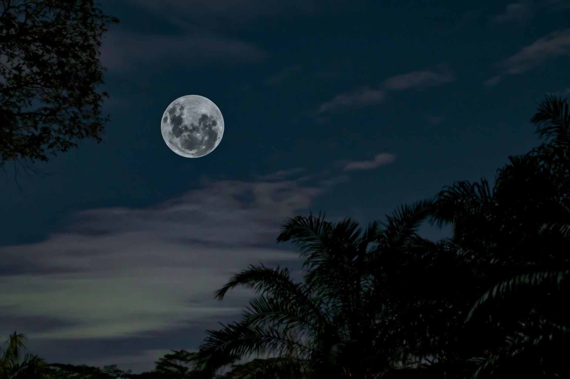  Here Are 5 Ways a Full Moon Can Affect Your Mood